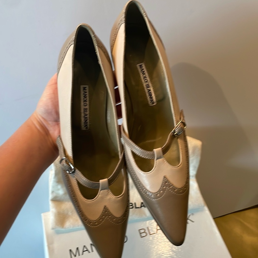 NEW-MANOLO BLAHNIK LEATHER PUMPS